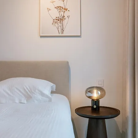 Modern With Balcony & Parking Semesterbostad