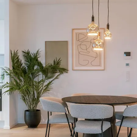 Modern With Balcony & Parking Semesterbostad