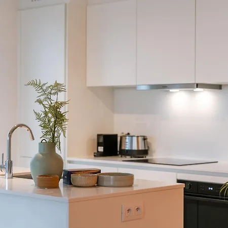 Vakantiehuis Modern With Balcony & Parking *